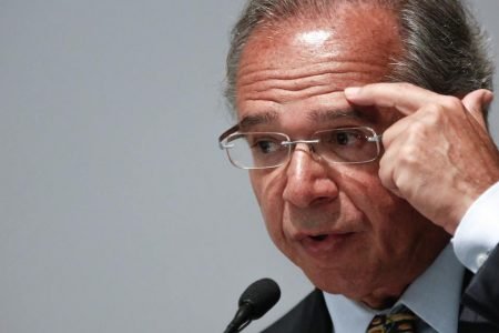 Paulo Guedes não descarta novo auxílio, mas não quer dar dinheiro para baile funk