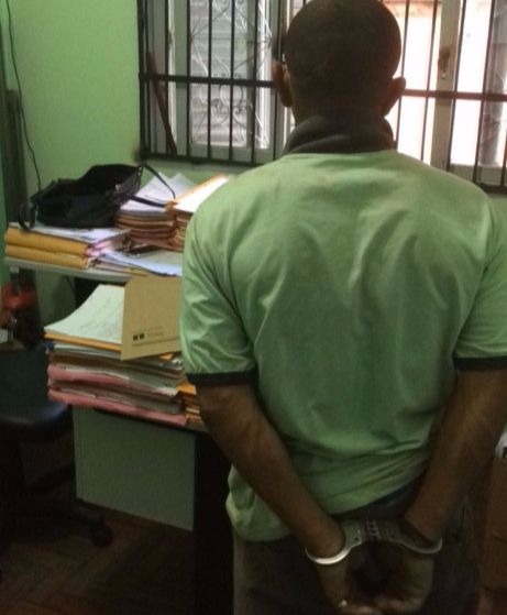 Suspeito de agredir homem com martelo é preso