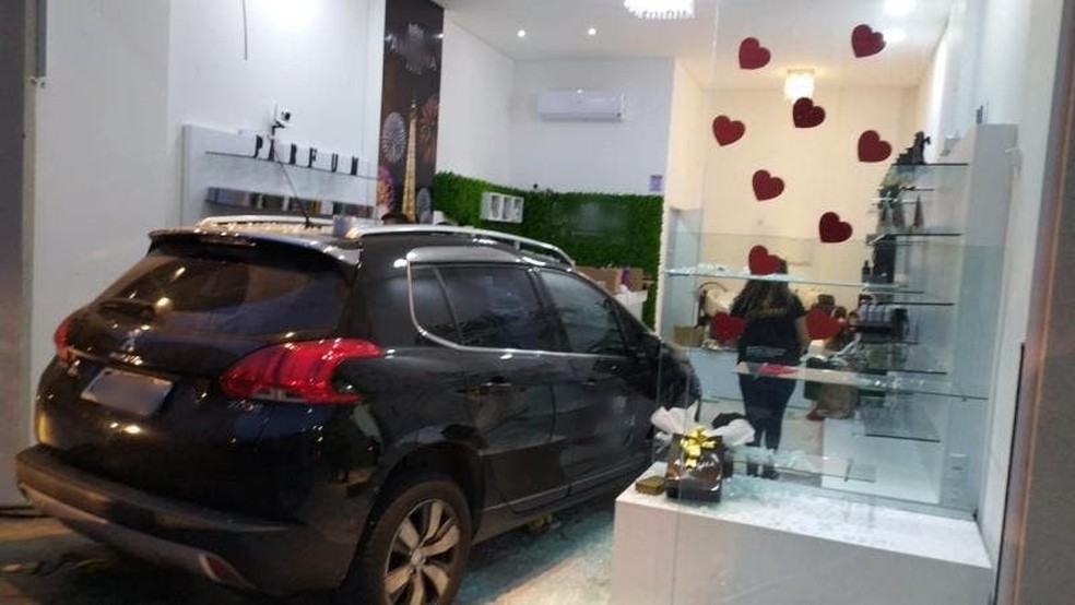 Com um carro homem invade loja onde ex-mulher trabalha
