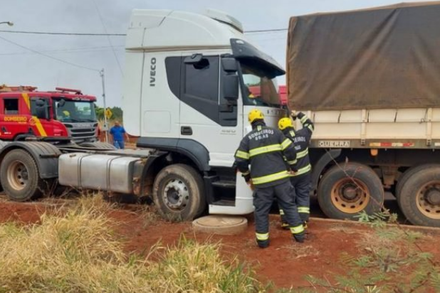 Homem morre ao ser prensado por caminhões