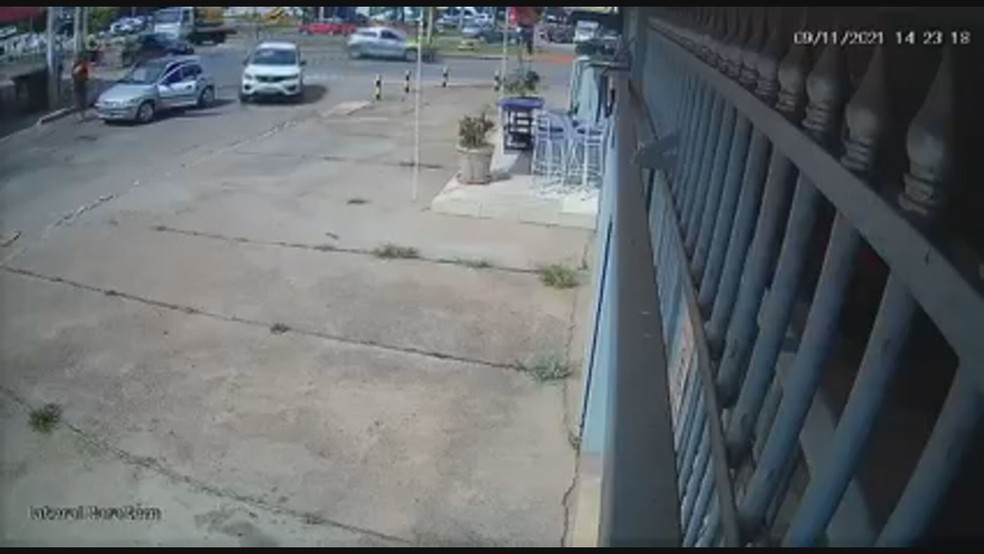 Motorista tenta atropelar dois homens e quase atropela pedestres durante briga de trânsito