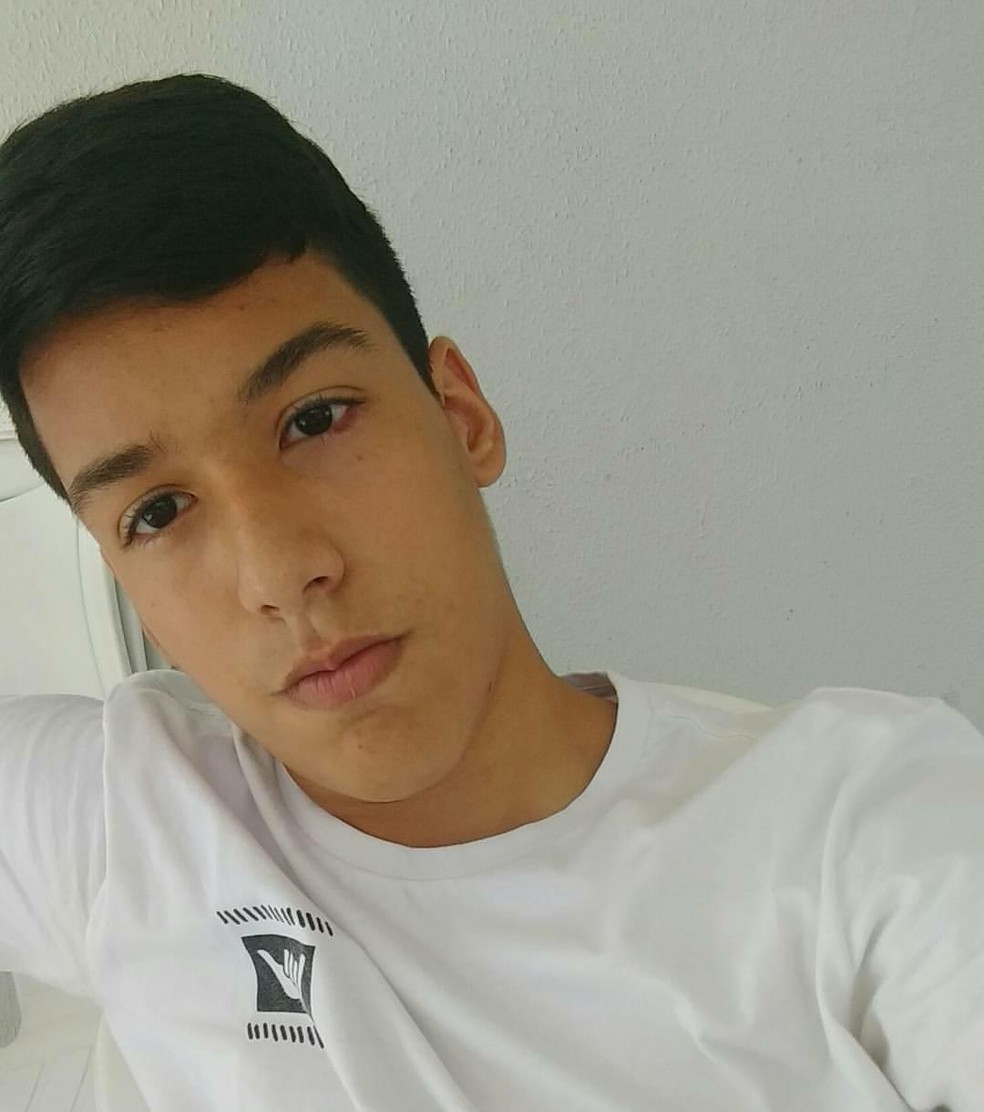 Adolescente morre após receber descarga elétrica enquanto carregava celular