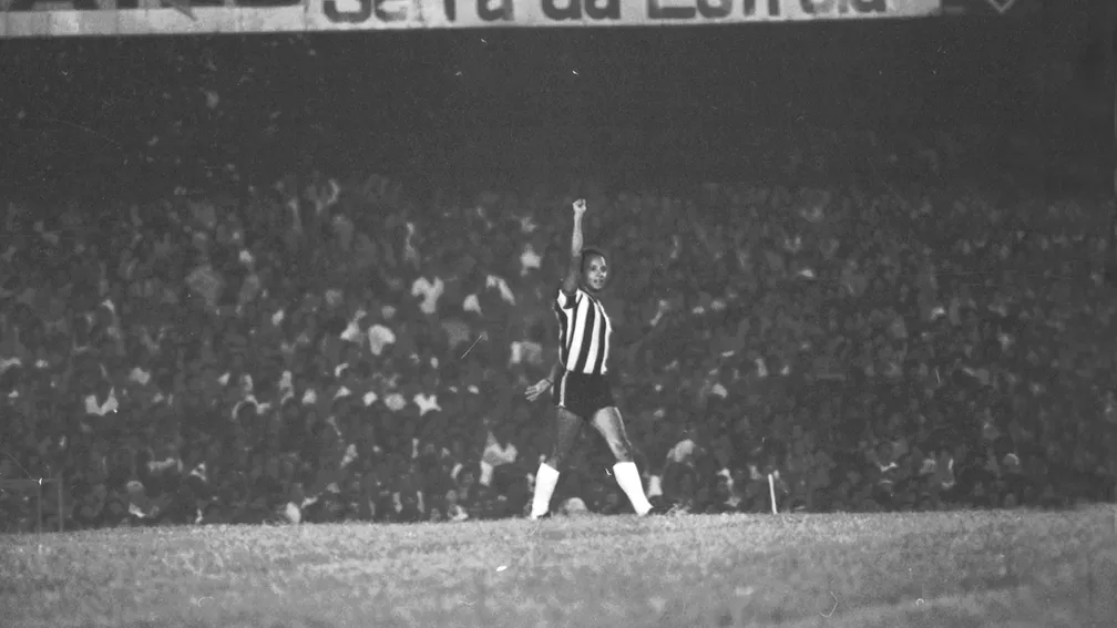 ‘Lutar, Lutar, Lutar’ retrata a resistência atleticana como time que une branco e preto