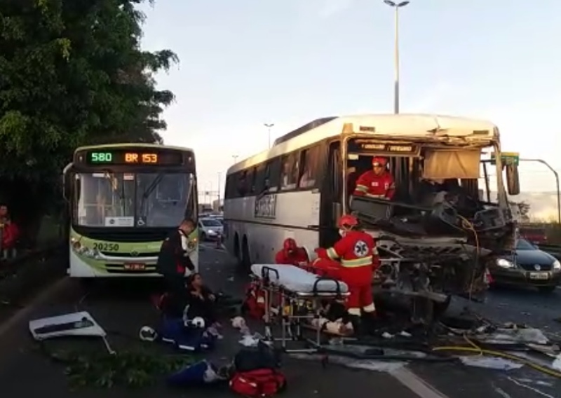 Acidente entre caminhão, dois ônibus e motocicletas deixam dezenas de feridos na BR-153