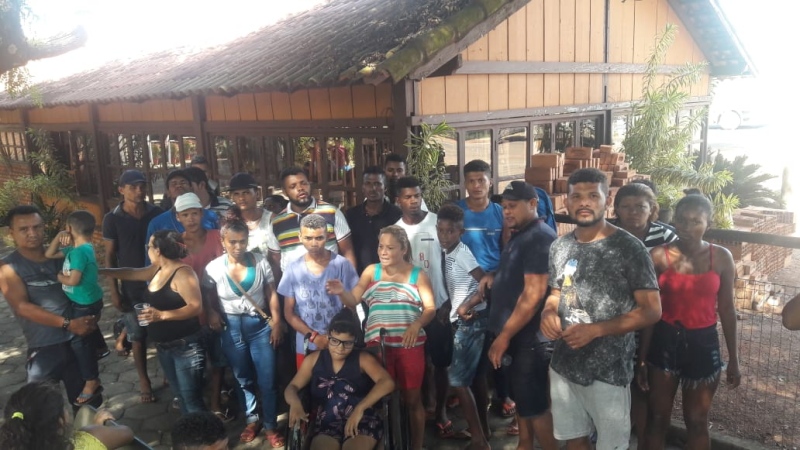 Ônibus clandestino quebra e deixa passageiros abandonados na estrada