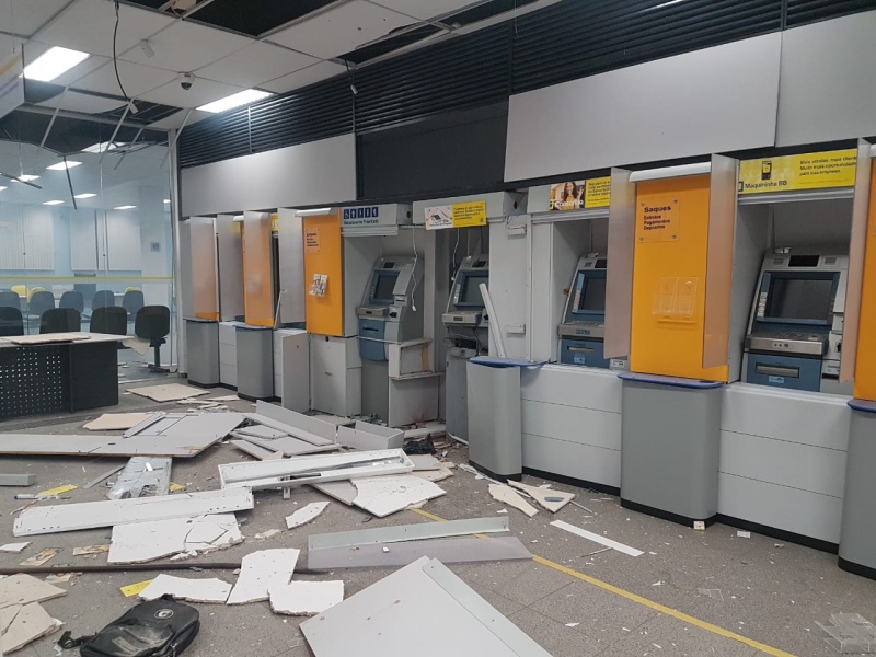 Grupo explode caixa eletrônico de agência bancária em Morrinhos