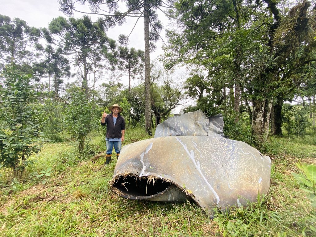 Morador encontra o que pode ser lixo espacial dentro de propriedade, no Paraná