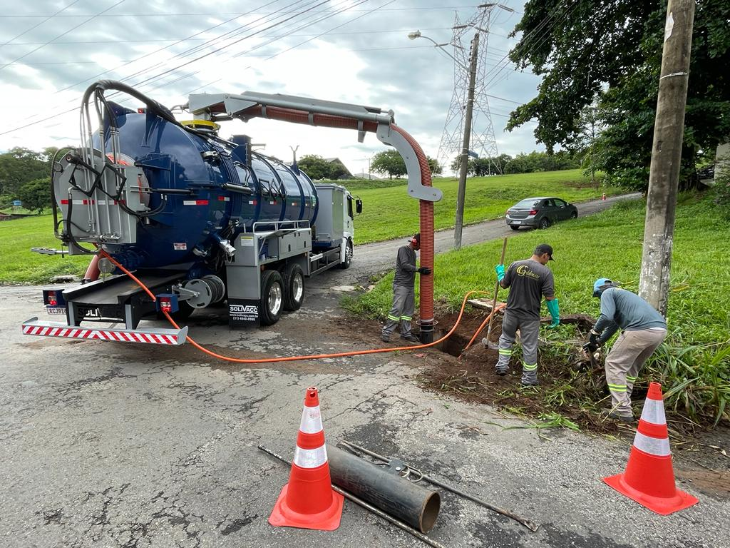 Prefeitura faz limpeza em bocas de lobo
