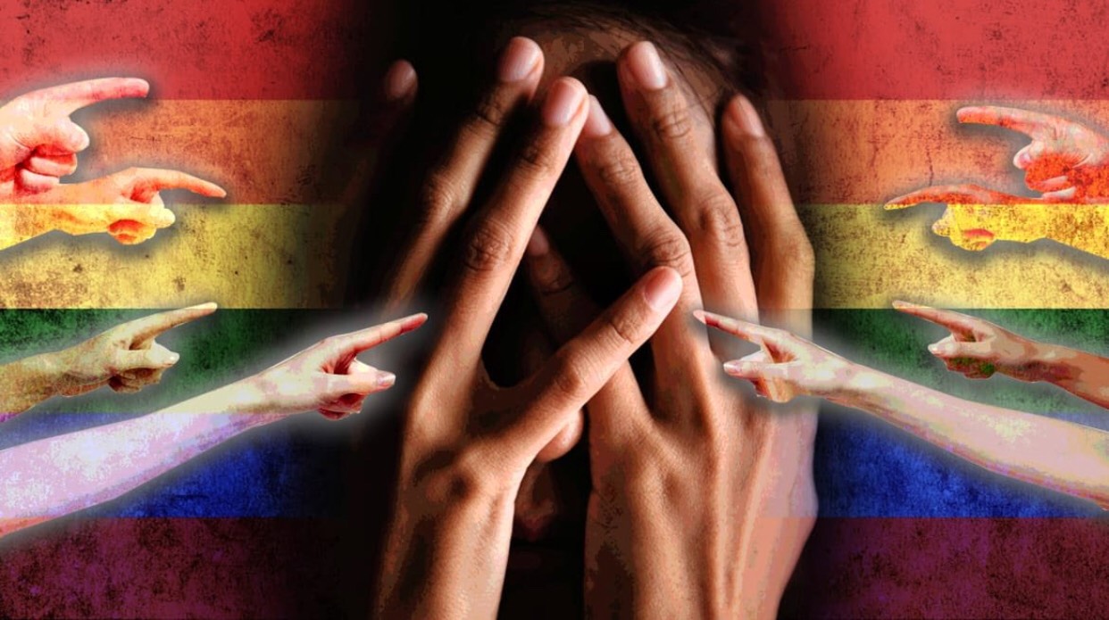 À agressão de adolescente em razão de sua orientação sexual