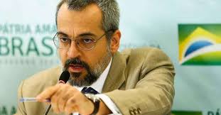 Ministro da Educação rebate acusações de racismo