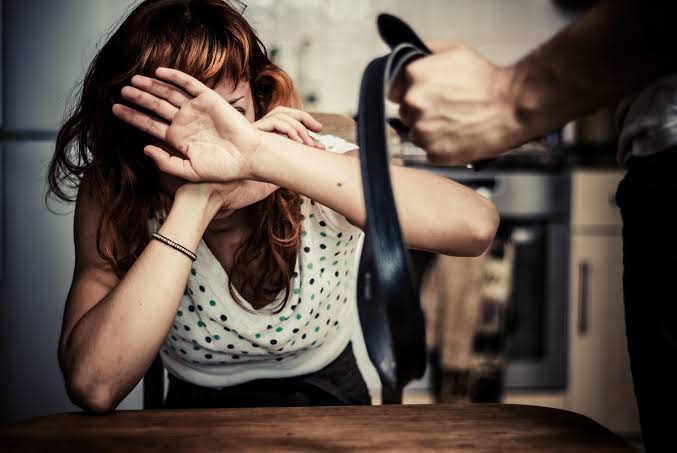 Festa infantil termina em briga e homem é preso por agredir mulher