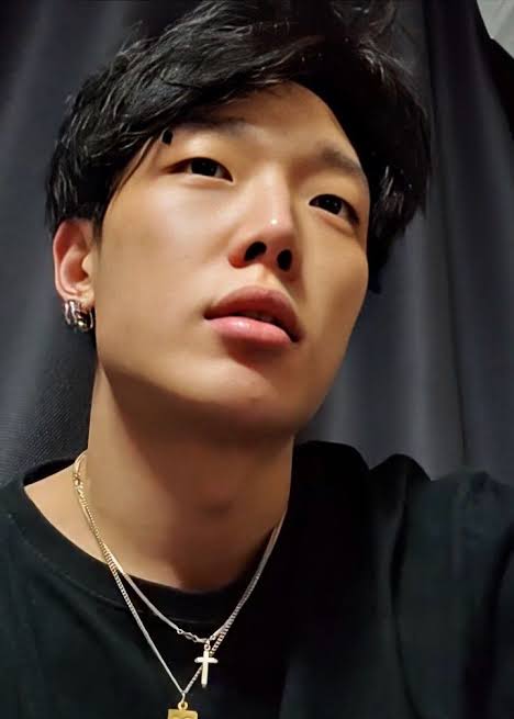 Bobby do iKON surpreende fãs ao anunciar que está noivo e será pai