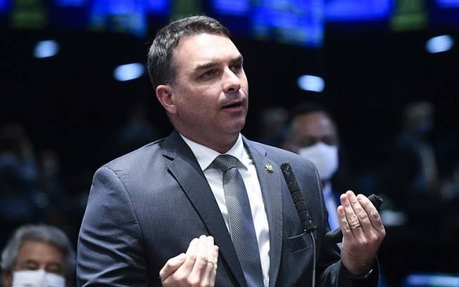 Mensagens da ex-assessora de Flávio Bolsonaro são divulgadas