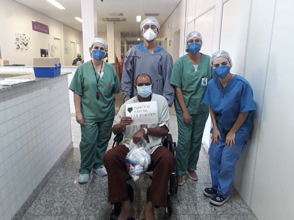 Emoção marca momento da alta de oito pacientes que venceram a Covid-19 no HMAP