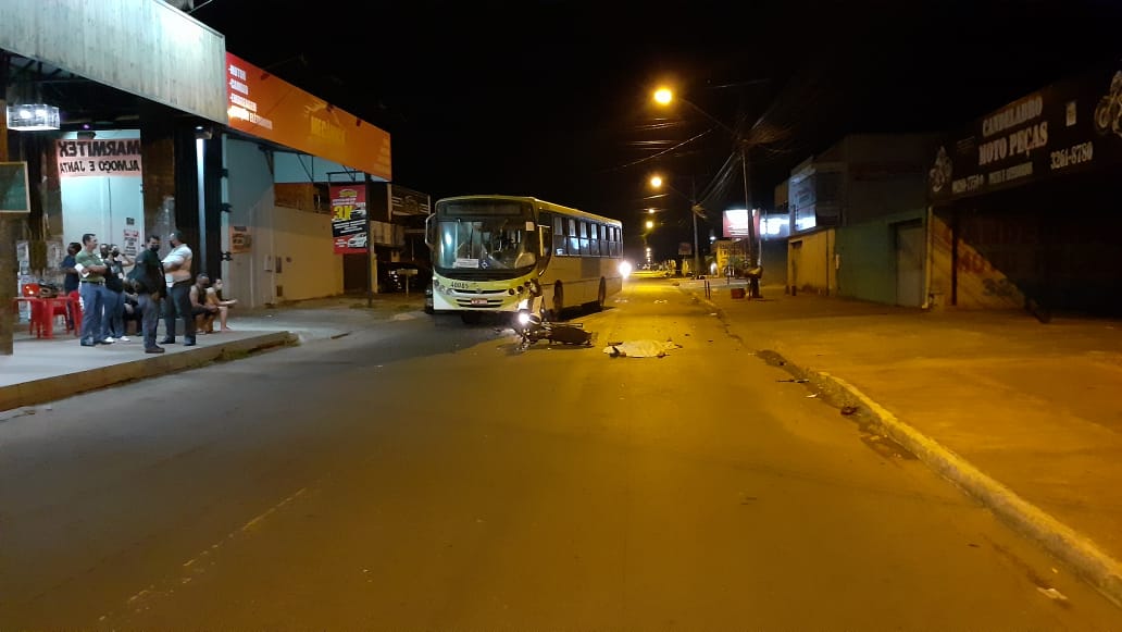 Motociclista morre ao bater de frente com ônibus, em Goiânia