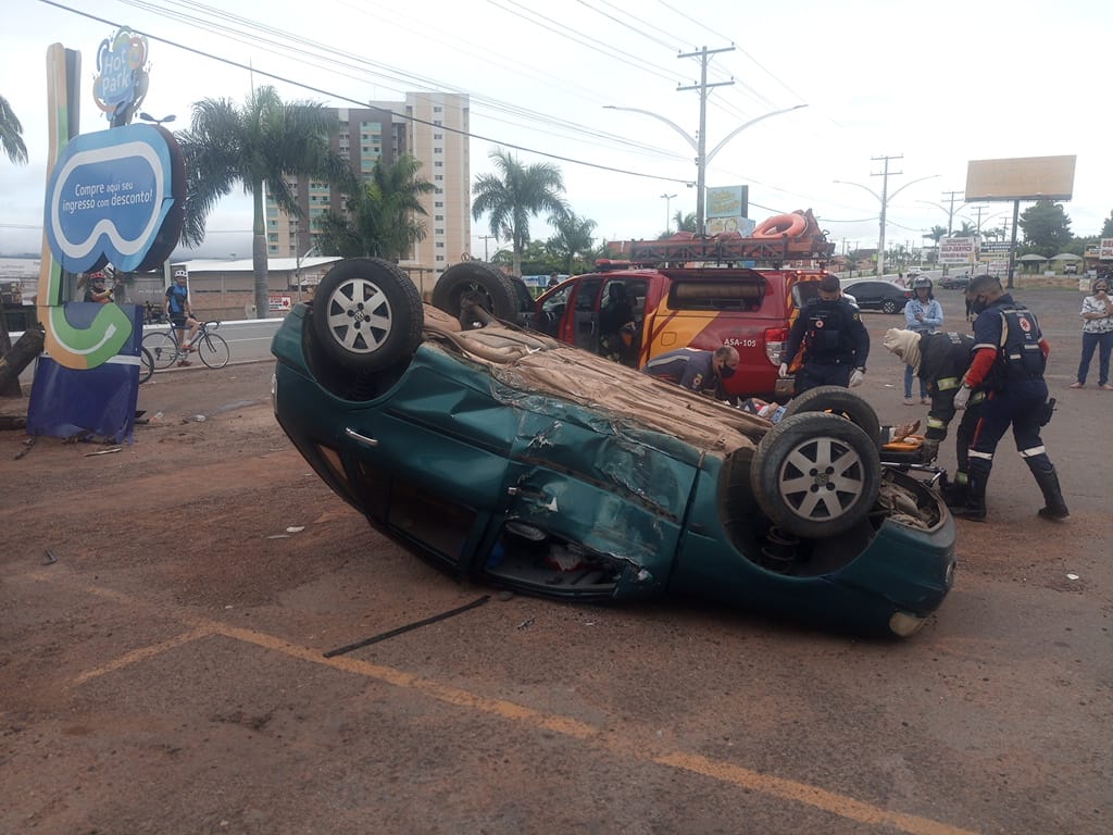 Veículo sai da pista e capota, em Caldas Novas