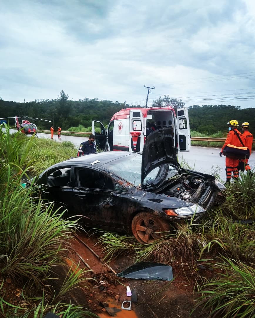 Carro capota e três pessoas ficam feridas, em Águas Lindas