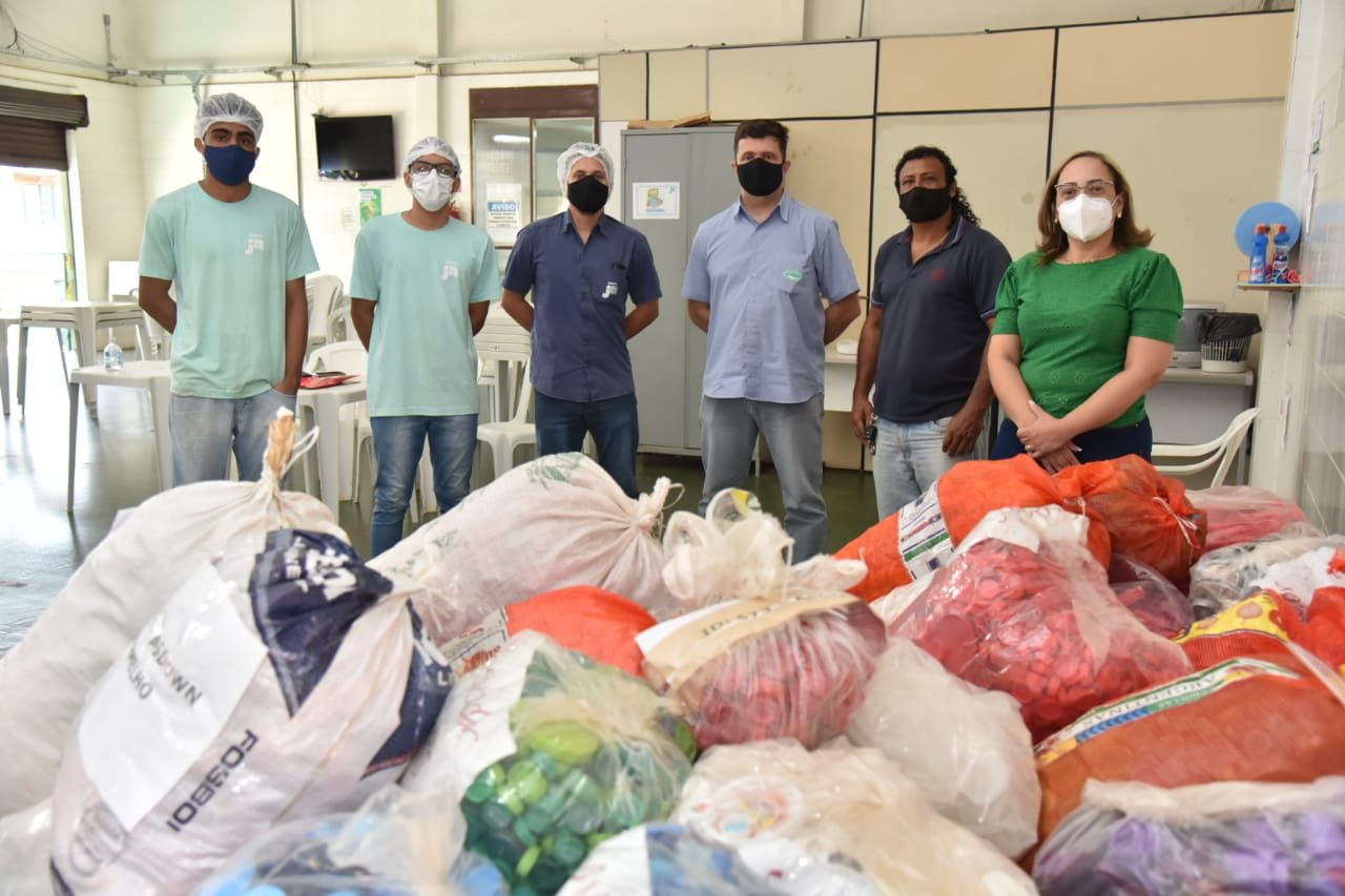Simplago promove nova entrega de material plástico pelo projeto Tampinha Legal