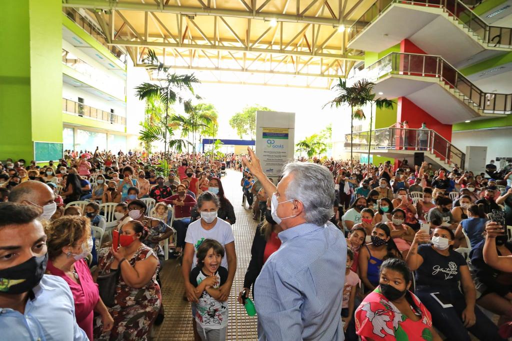 Caiado entrega a 3 mil famílias da capital e Aparecida de Goiânia de cartões do programa Pra Ter Onde Morar – Aluguel Social