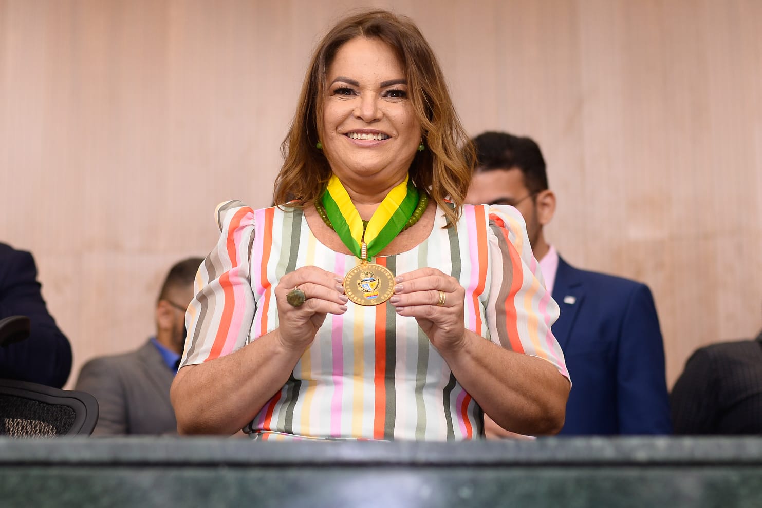 Thelma Cruz recebe comenda Berenice Artiaga: primeira-dama defende fim da violência de gênero