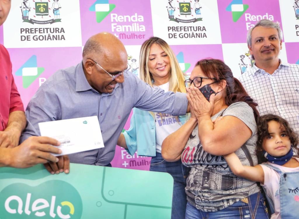 Rogério Cruz entrega 1,2 mil cartões do Renda Família + Mulher