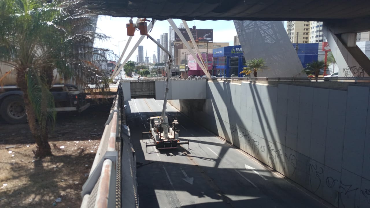 Prefeitura inicia remoção de placas do Viaduto da T-63