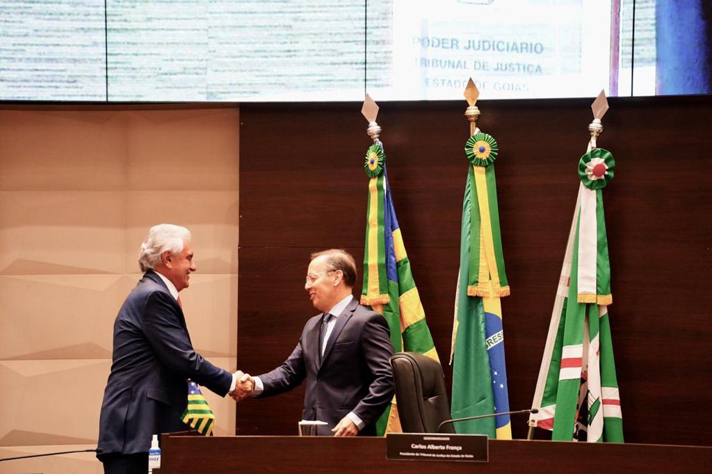 "Devemos nos curvar aos resultados das eleições"