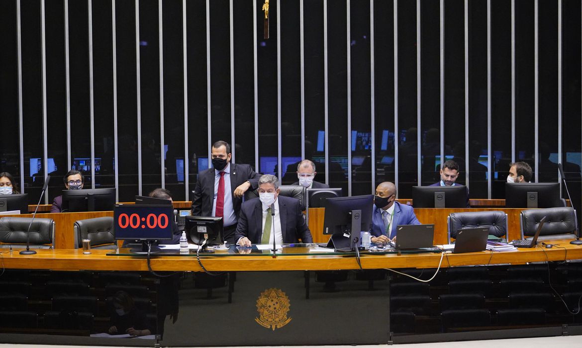 Lira inicia sessão da Câmara com a votação dos destaques da reforma do IR