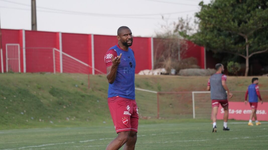 Em jogo de seis pontos, Vila Nova e Ponte Preta tentam se afastar da zona da degola