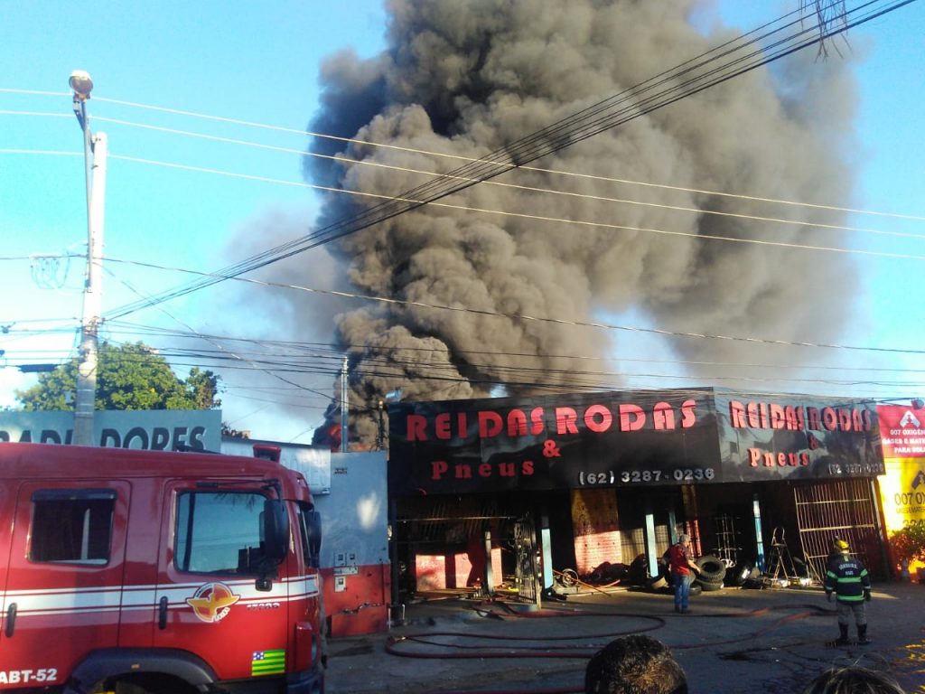 Bombeiros controlam incêndio em loja de pneus na Vila Mauá em Goiânia