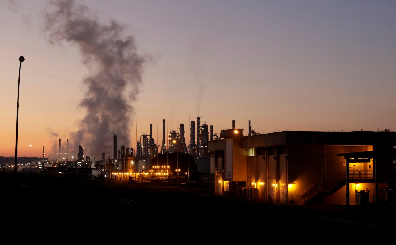 Incêndio paralisa produção em refinaria da Petrobras