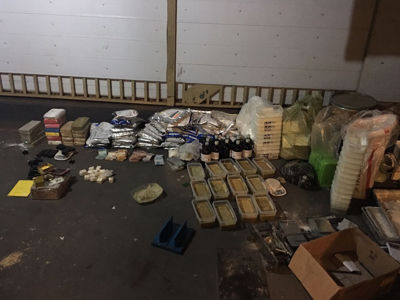 Três pessoas são presas com munições e dinheiro em laboratório de drogas no Jardim Petrópolis