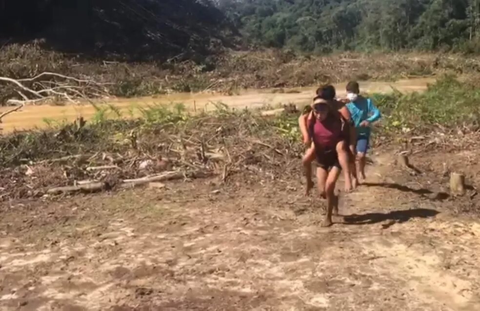 Indígena carrega por 2h irmã  Grávida picada por jararaca até socorro na Terra Yanomami