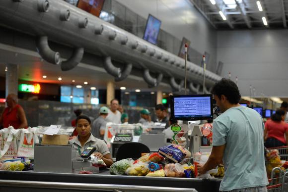 Apesar das commodities, inflação fica acima da meta, dizem analistas