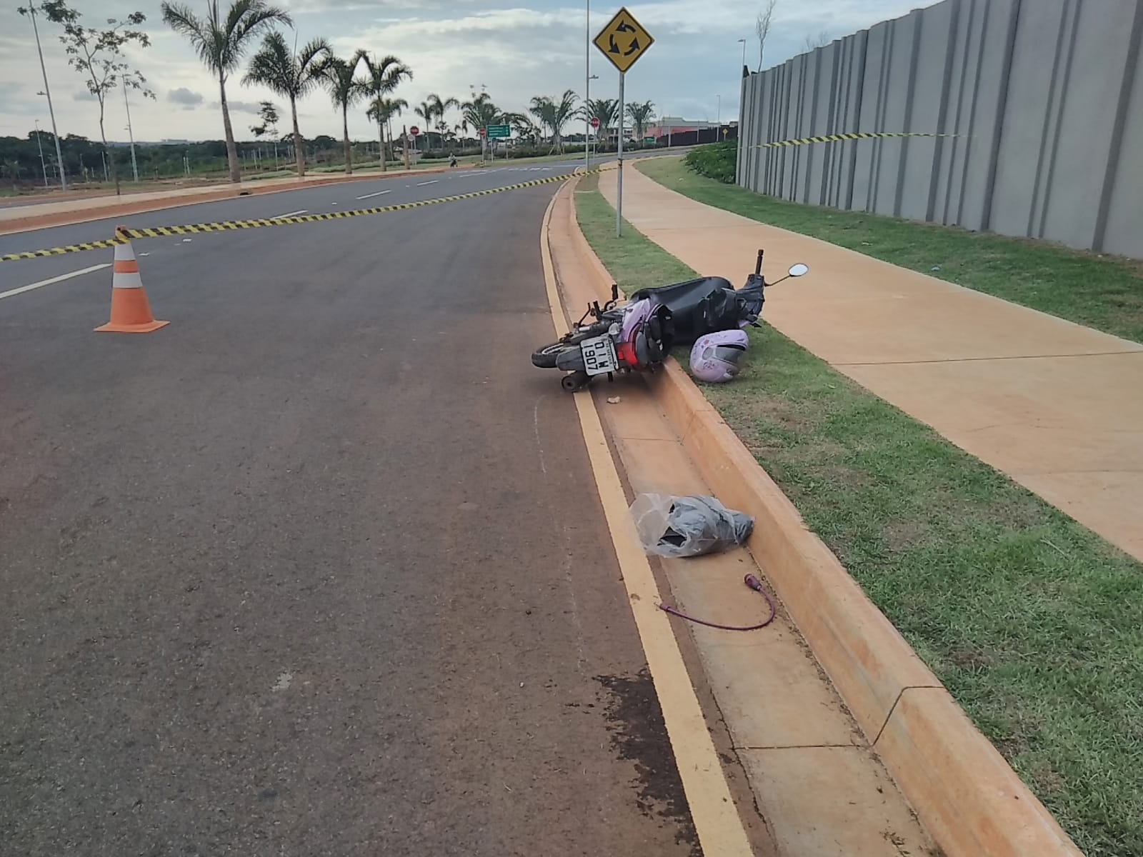 Motociclista morre após perder controle da direção ao fazer curva, em Goiânia