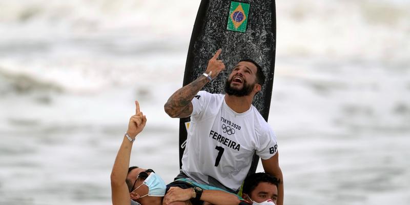 Italo Ferreira conquista 1º ouro do Brasil em Tóquio e faz história no surfe