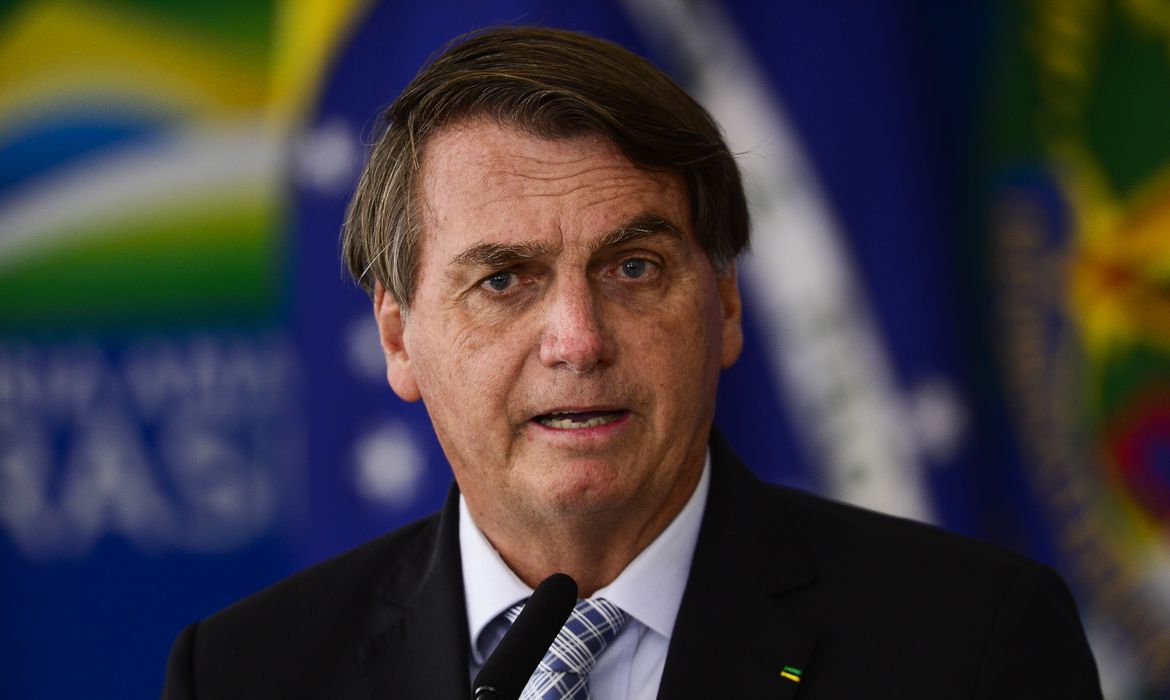 Bolsonaro prevê saída de oito ministros para disputar eleições