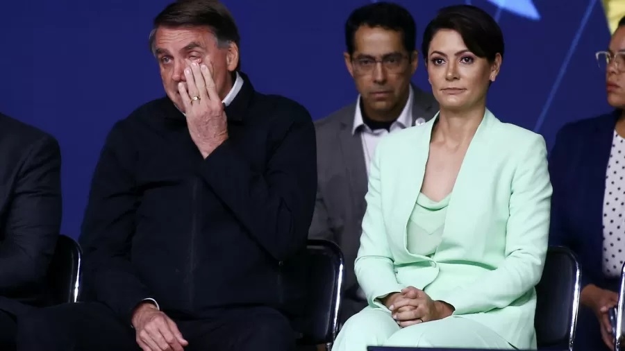 Bolsonaro é alvo de protesto e defende pauta conservadora