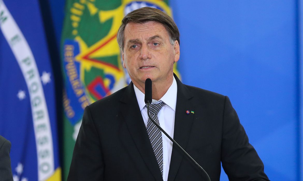 Bolsonaro aceita convite e almoça com empresárias