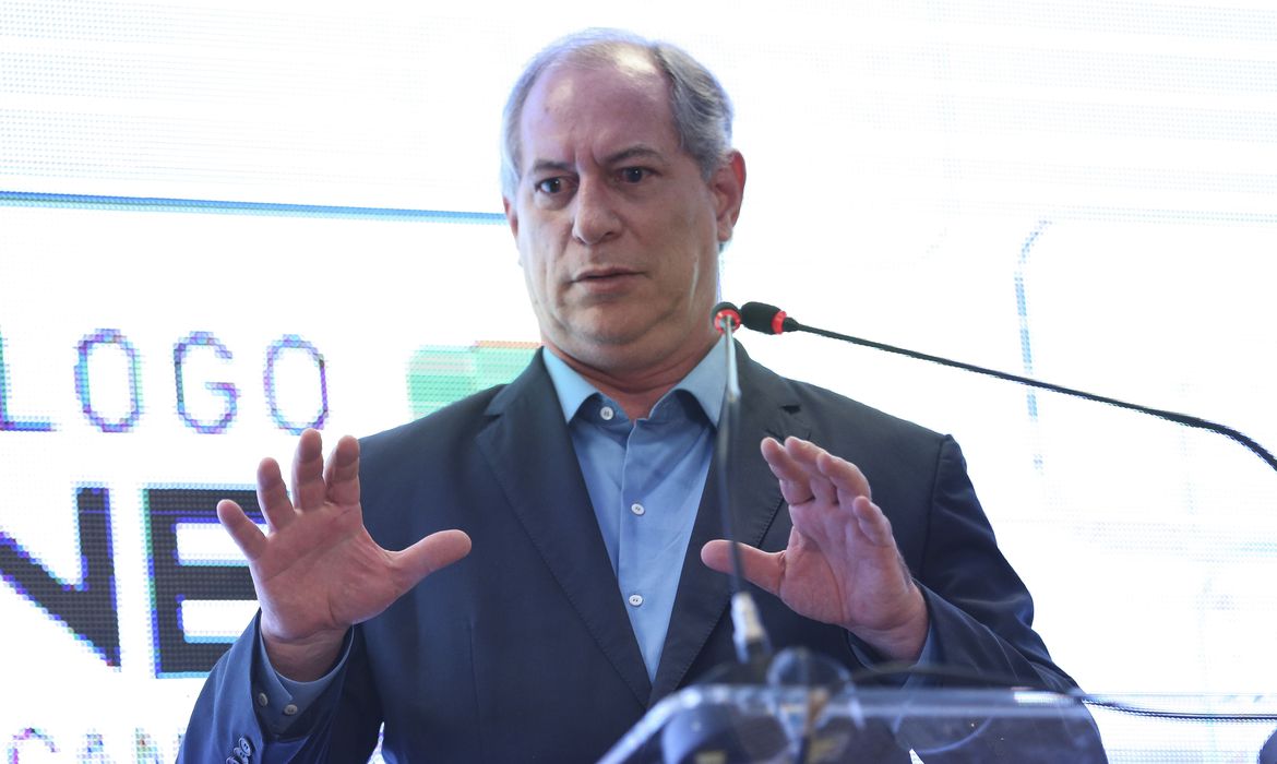 Ciro Gomes apaga tweet com crítica etarista a Lula