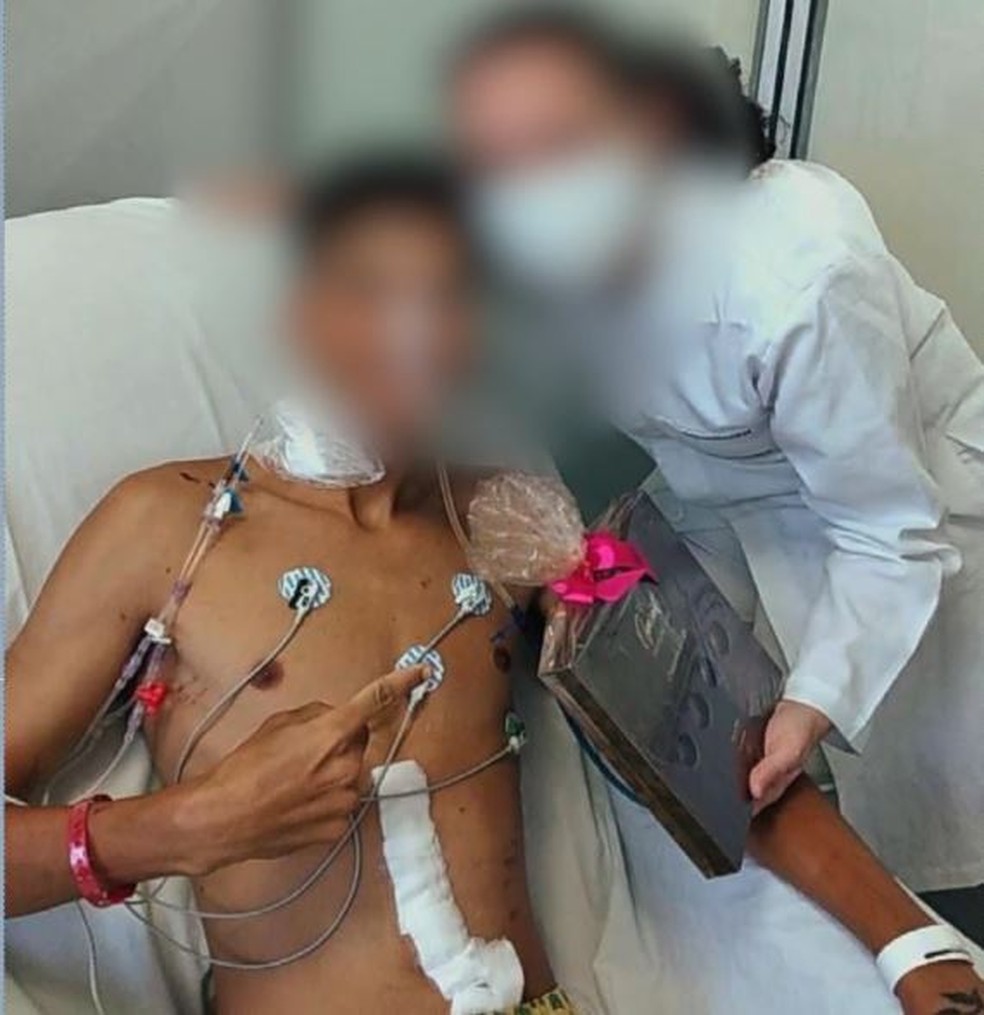 Jovem ferido em praia continua hospitalizado