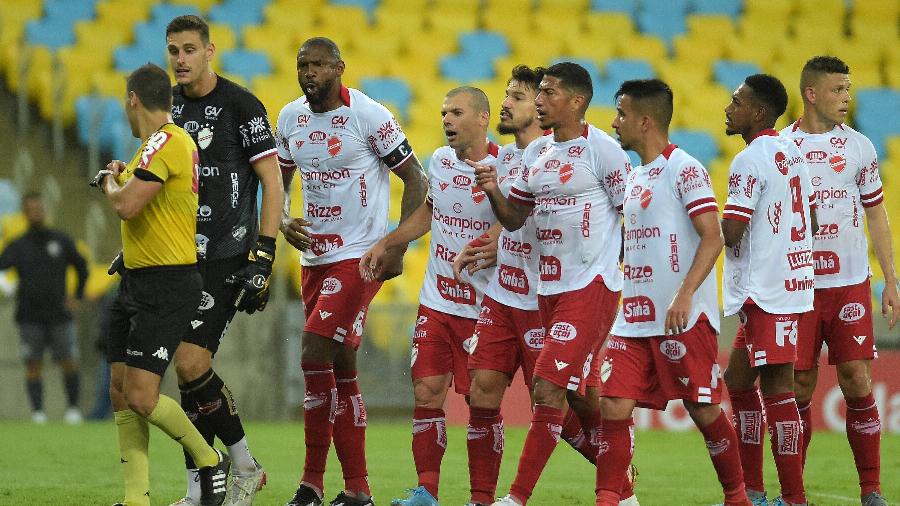 Vila Nova critica arbitragem na derrota para o Fluminense “Fomos assaltados por uma arbitragem covarde”