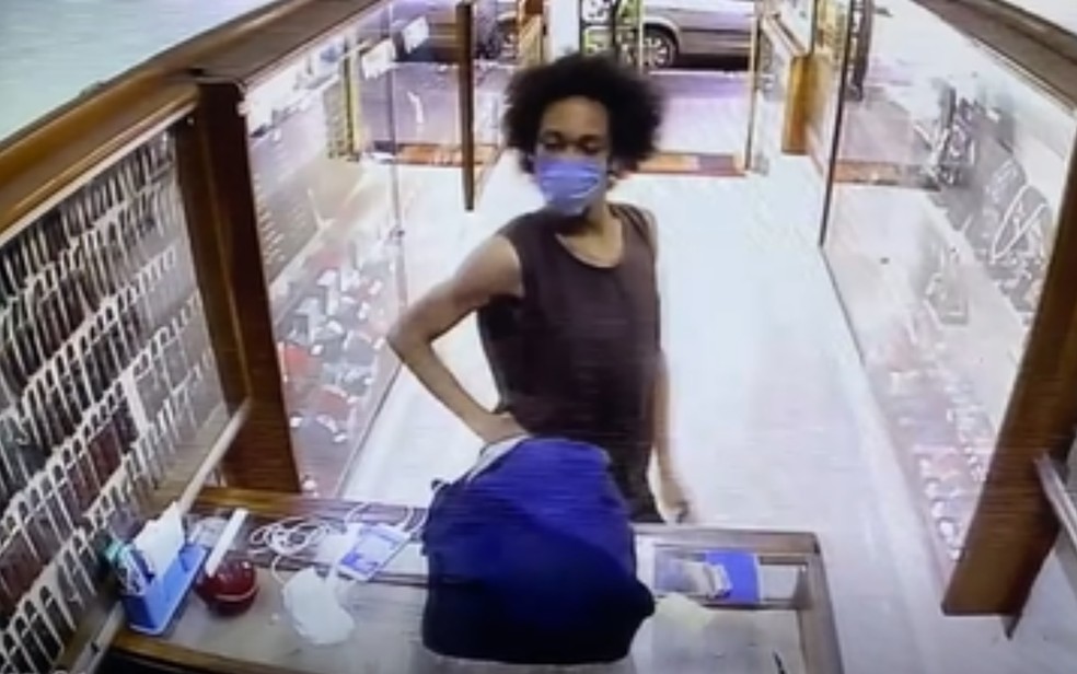 Artista dança em joalheria enquanto aguarda conserto de pulseira