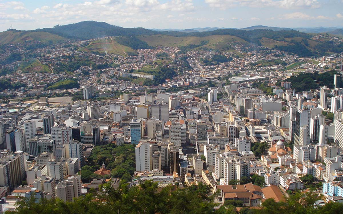 Hóspede fica gravemente ferido ao cair em fosso de elevador