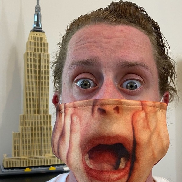 Macaulay Culkyn usa máscara com estampa de seu personagem em ‘Esqueceram de Mim’ para conscientizar seguidores sobre item de proteção