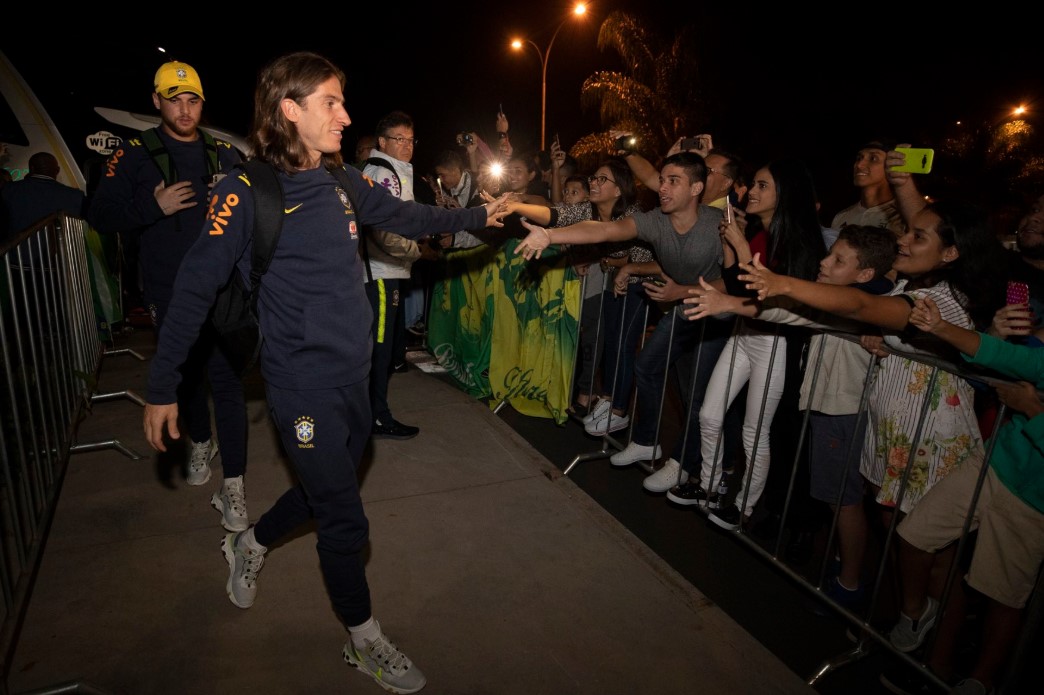 Com Neymar, Seleção chega em Brasília e recebe apoio da torcida