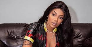 Ludmilla posta 1ª foto com namorada e se declara: ‘É que você me faz bem’