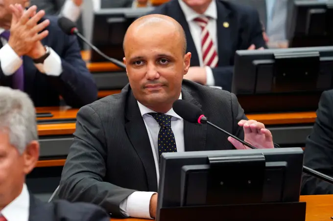 Vitor Hugo teve R$ 96 mi em emendas secretas