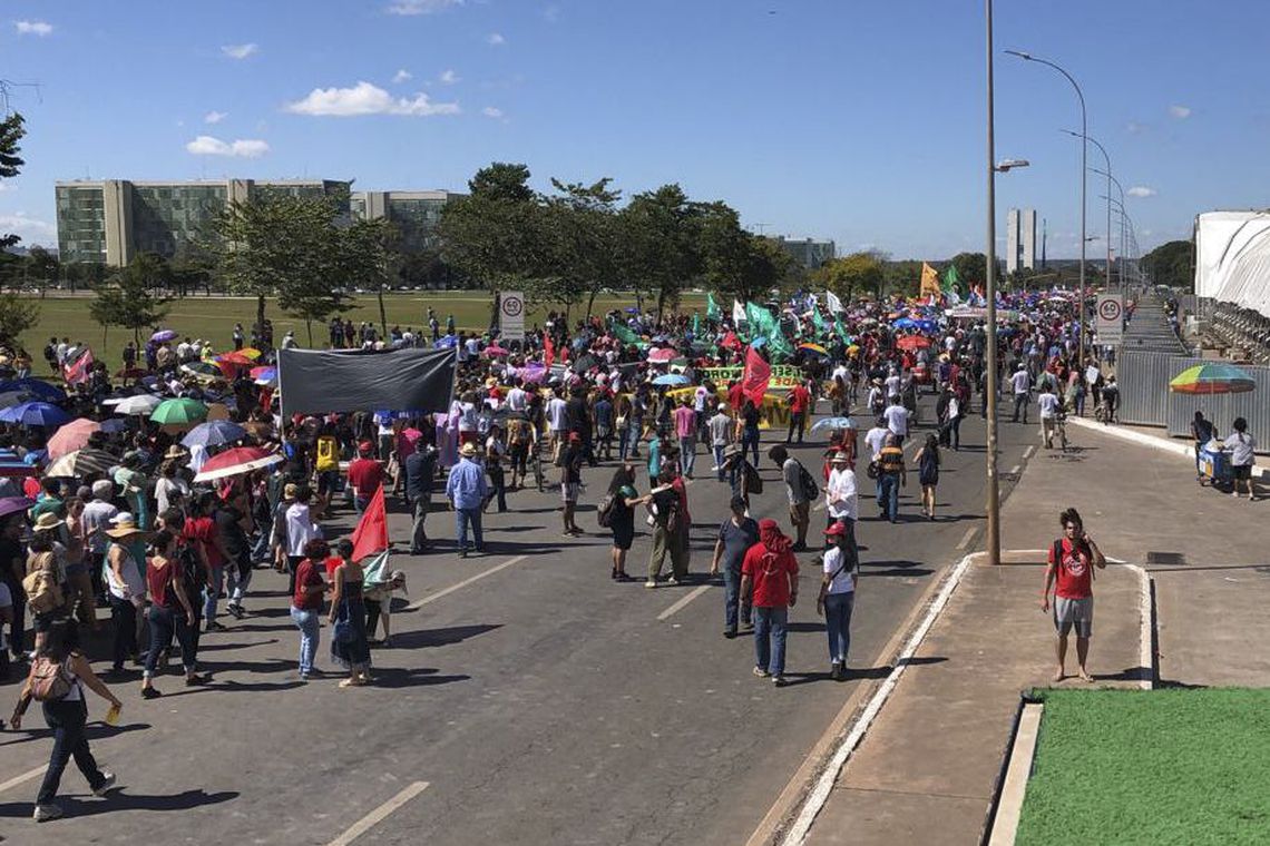 Vários estados e Distrito Federal fazem protesto em defesa da educação