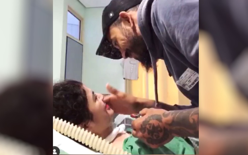 Tatuador de Goiás posta video maquiando esposa tetraplégica e viraliza nas redes sociais